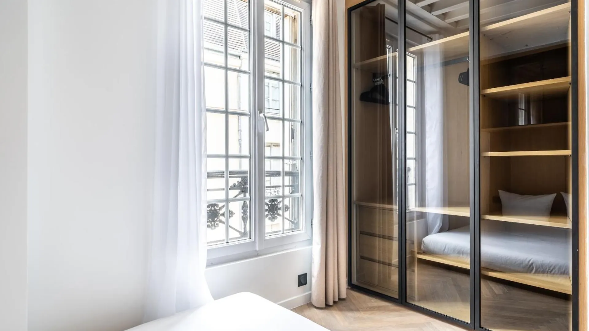 Le Chic Marais Parisien Apartment