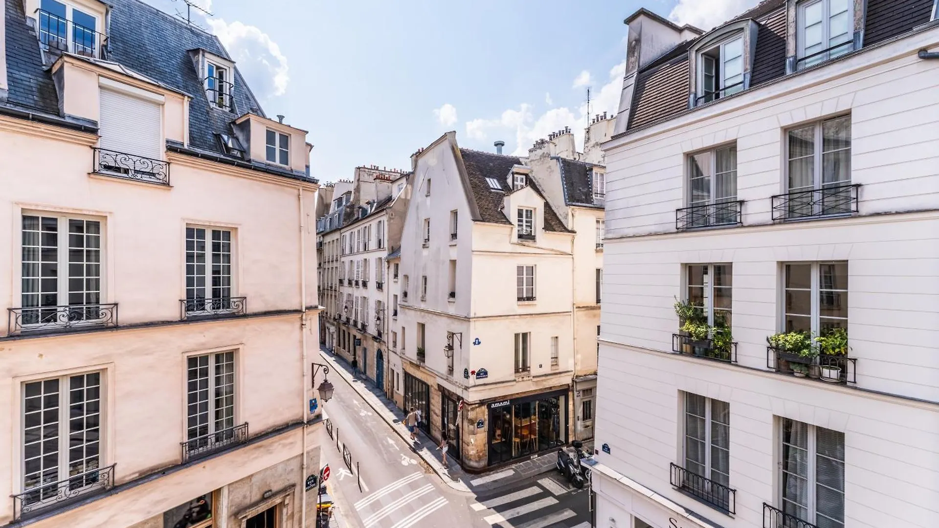 Le Chic Marais Parisien Apartment France