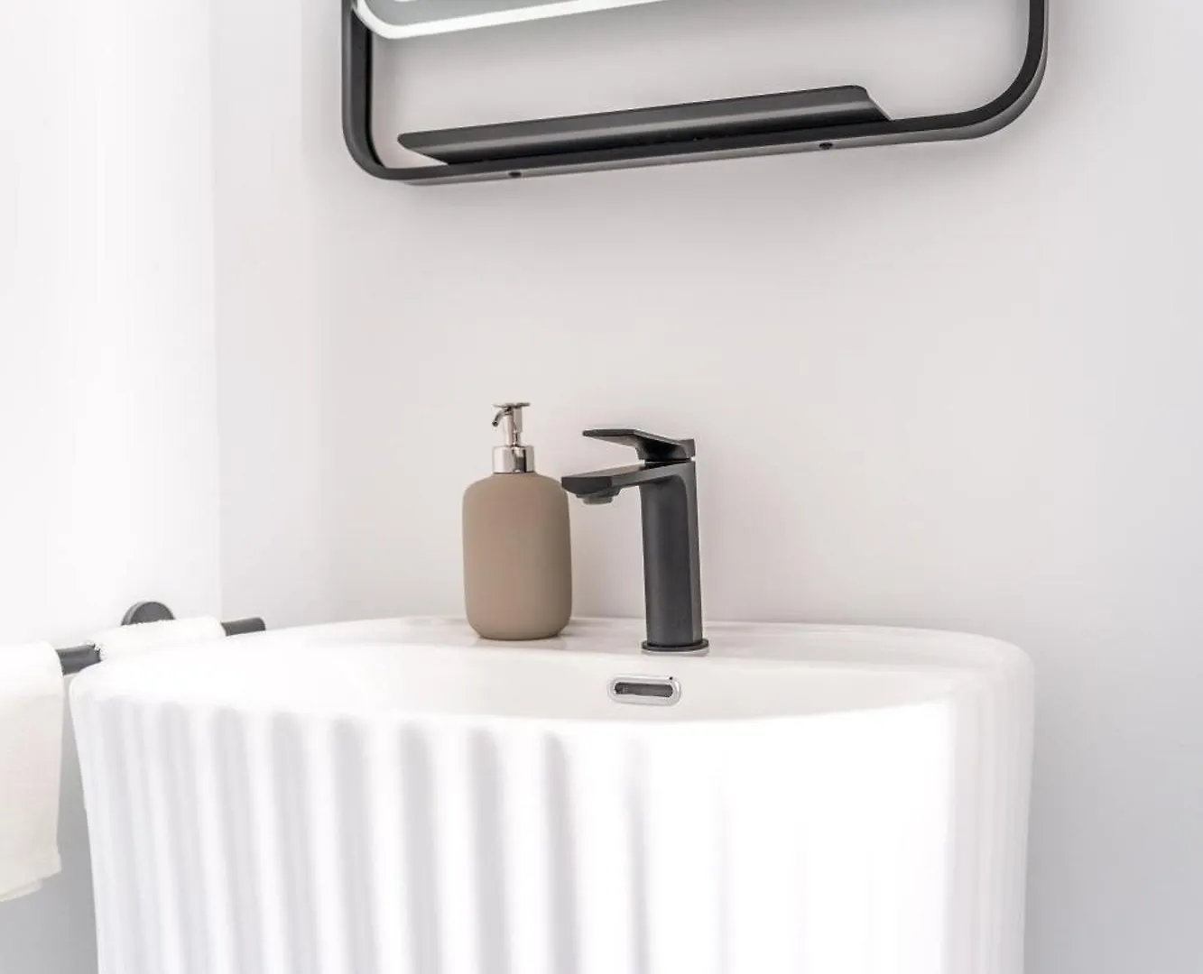 Le Chic Marais Parisien Apartment